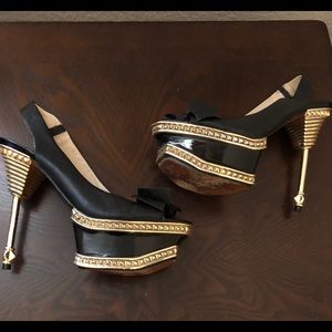 Show stopper Black & Gold heel